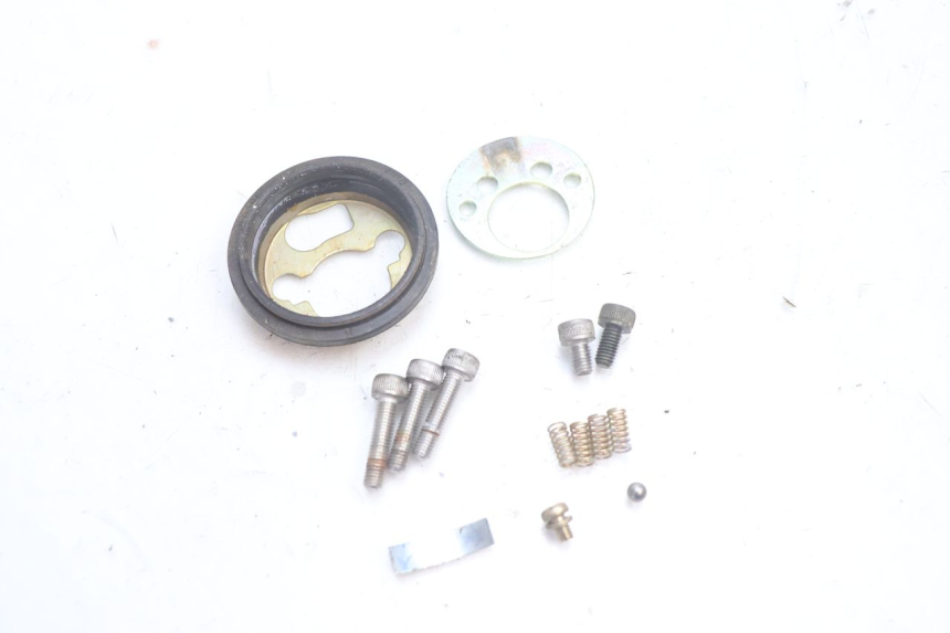 photo de TAPPO SERBATOIO YAMAHA FJR 1300 (2001 - 2005) - Dettagli dei punti di fissaggio