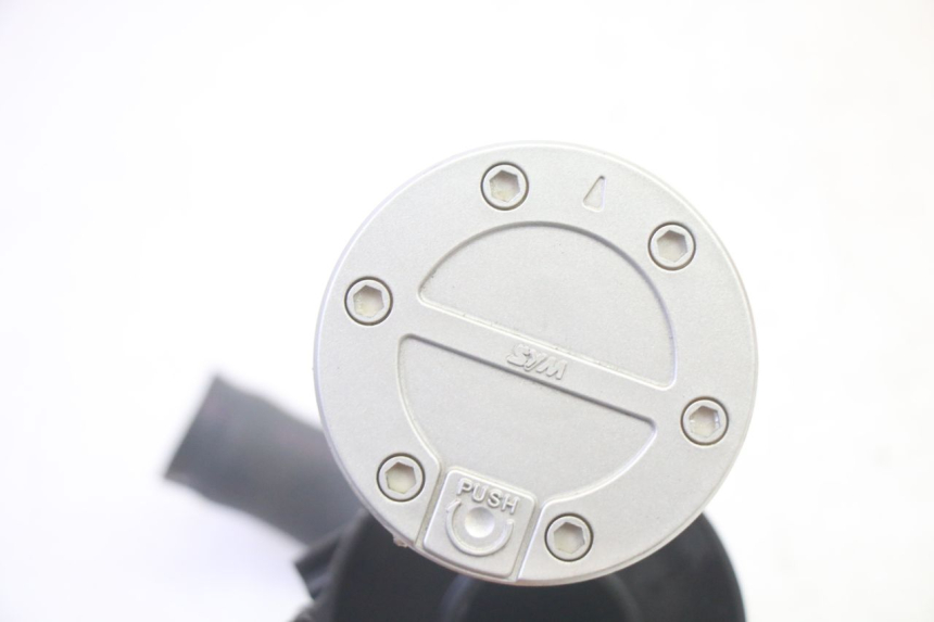 photo de TAPPO SERBATOIO SYM GTS EVO 125 (2009 - 2013) - Zoom sullo stato d'uso