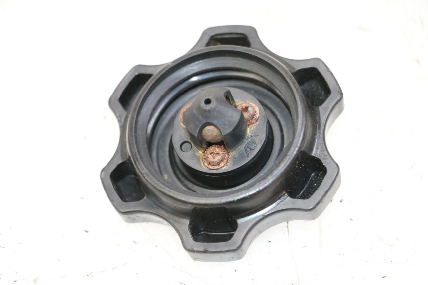 photo de TAPPO SERBATOIO CARBURANTE YAMAHA PW 80 (1983 - 2014) - Dettaglio del componente