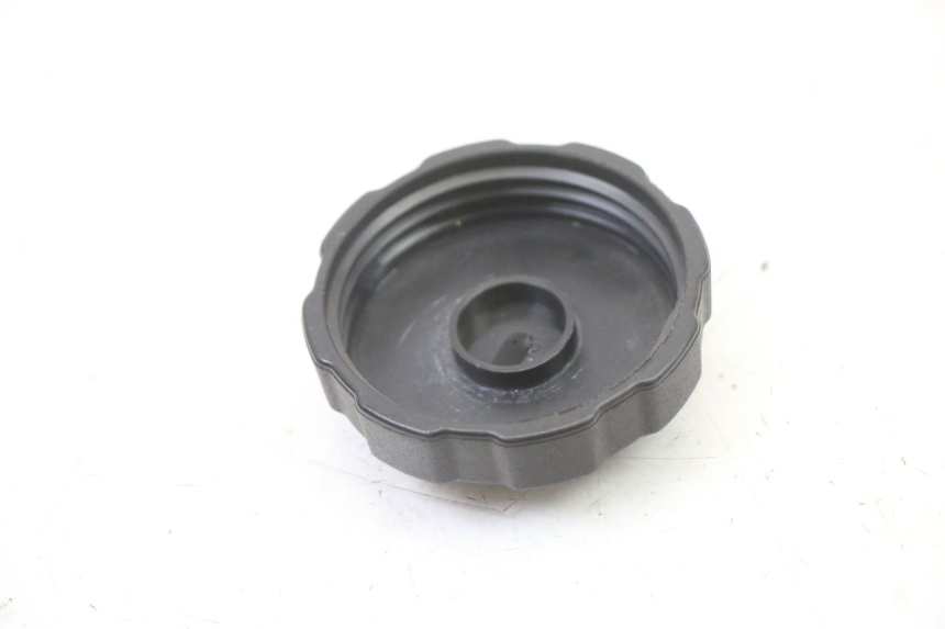 photo de TAPPO SERBATOIO PEUGEOT SATELIS COMPRESSOR K15 125 (2006 - 2009) - Zoom sullo stato d'uso