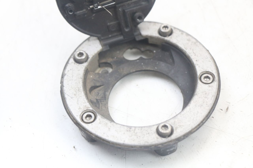 photo de TAPPO SERBATOIO CARBURANTE TRIUMPH SPEED TRIPLE T301 900 (1994 - 1996) - Primo piano tecnico