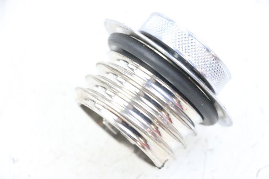 photo de TAPPO SERBATOIO CARBURANTE HARLEY DAVIDSON SPORTSTER XL CUSTOM 1200 (2003 - 2004) - Primo piano tecnico