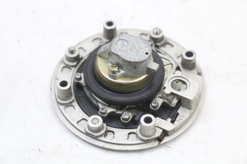 photo de TAPPO SERBATOIO SUZUKI SV S 650 (1999 - 2002) - Dettagli dei punti di fissaggio