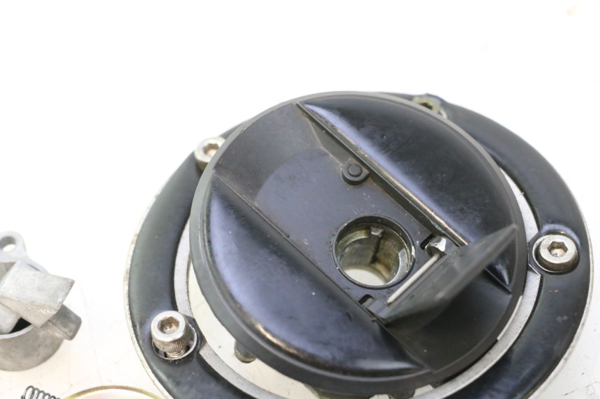 photo de TAPPO SERBATOIO SUZUKI SV S 650 (2003 - 2009) - Dettaglio del componente