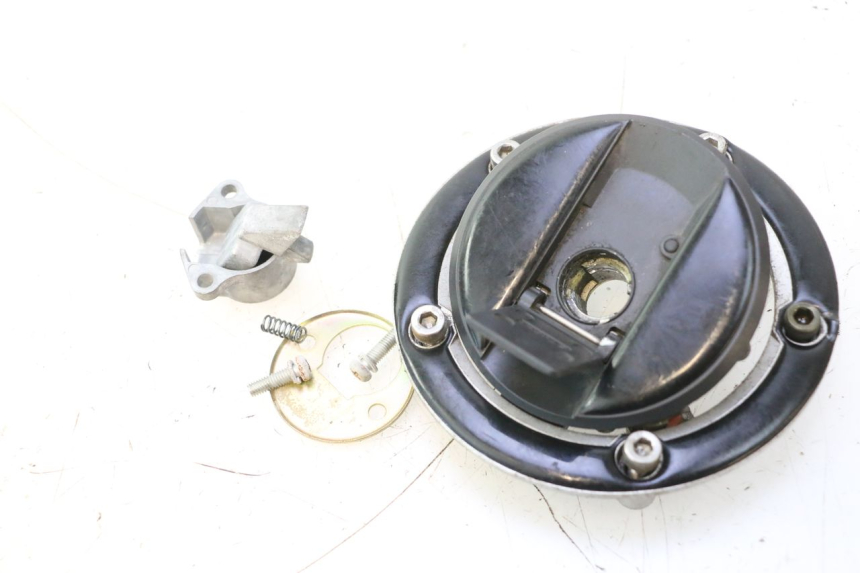 photo de TAPPO SERBATOIO SUZUKI SV S 650 (2003 - 2009) - Primo piano tecnico