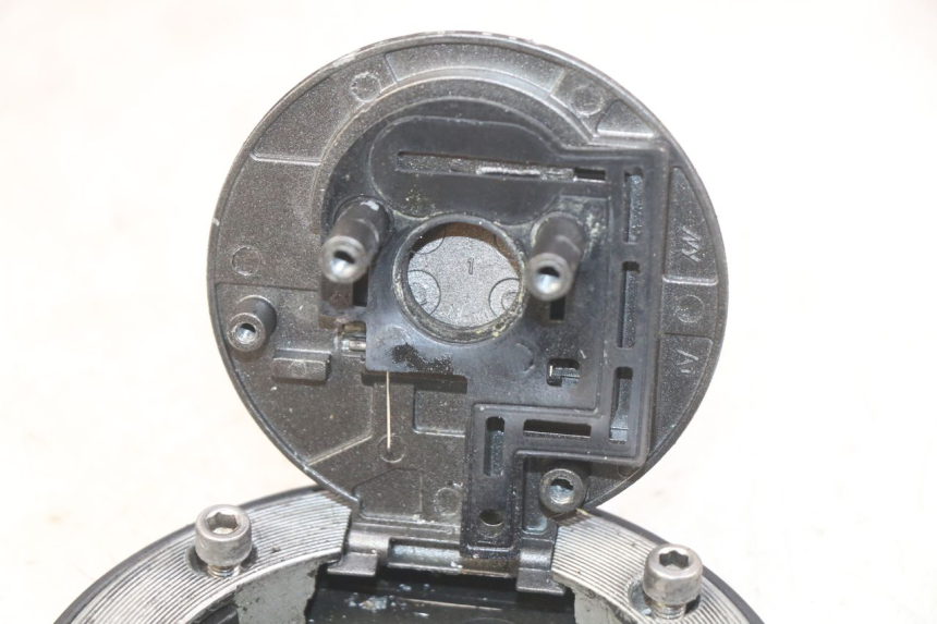 photo de TAPPO SERBATOIO CARBURANTE SYM WOLF SB 125 (2011 - 2018) - Altra angolazione