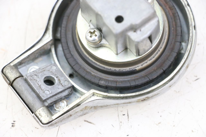 photo de TAPPO SERBATOIO YAMAHA SR 125 (1982 - 2003) - Primo piano tecnico