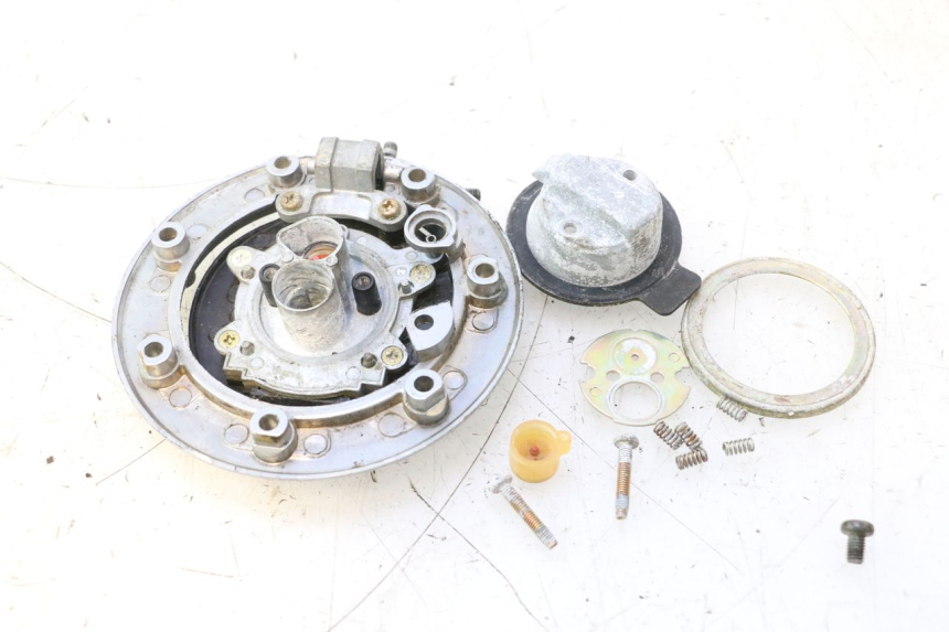 photo de TAPPO SERBATOIO KAWASAKI ZZR 600 (1995 - 2004) - Dettagli dei punti di fissaggio