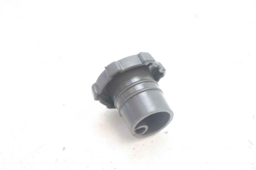 photo de TAPPO SERBATOIO OLIO PIAGGIO LIBERTY 50 (1998 - 2003) - Zoom sullo stato d'uso