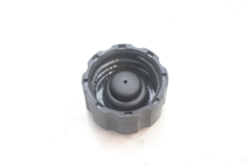 photo de TAPPO SERBATOIO OLIO PEUGEOT TREKKER 50 (1995 - 2004) - Zoom sullo stato d'uso