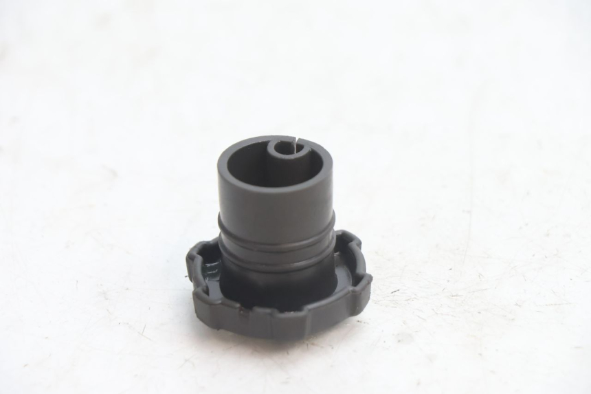 photo de TAPPO SERBATOIO OLIO PIAGGIO TYPHOON 50 (2000 - 2009) - Altra angolazione