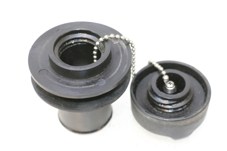 photo de TAPPO SERBATOIO OLIO YAMAHA WAVE RUNNER GP R 1200 (2000 - 2003) - Vista principale