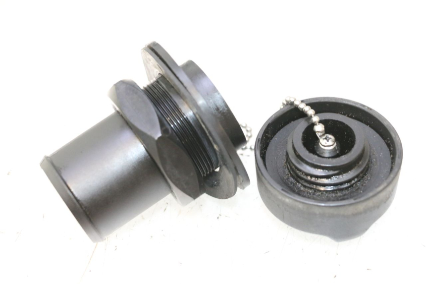 photo de TAPPO SERBATOIO OLIO YAMAHA WAVE RUNNER GP R 1200 (2000 - 2003) - Altra angolazione