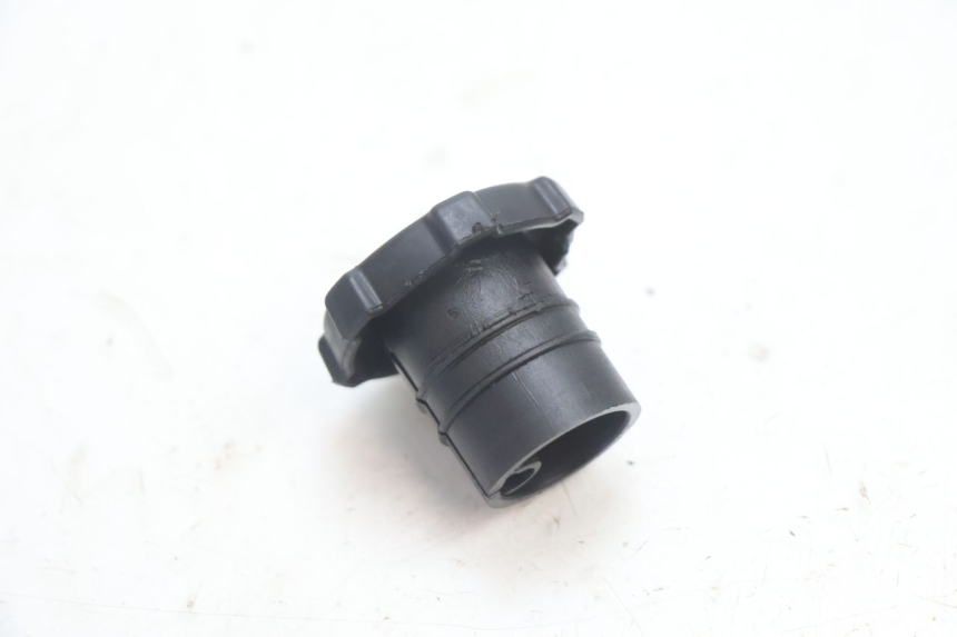 photo de TAPPO SERBATOIO OLIO PIAGGIO ZIP 2T 50 (2009 - 2019) - Dettaglio del componente