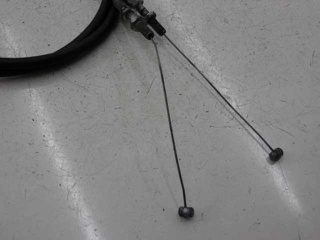 photo de Cavo dell'acceleratore YAMAHA TDM 900 (2004 - 2006) - Zoom sullo stato d'uso