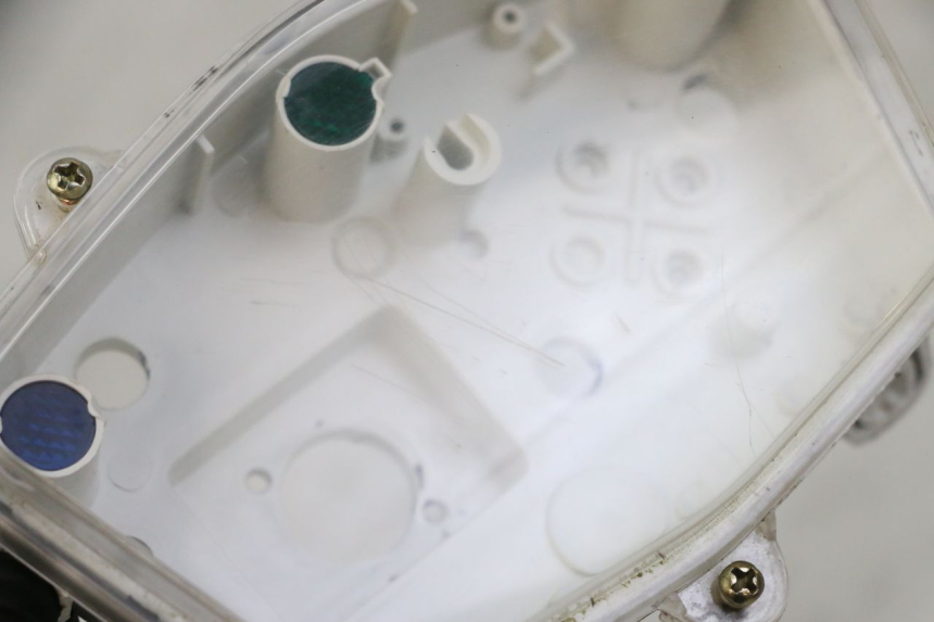 photo de COPERCHIO CONTACHILOMETRI PEUGEOT KISBEE 4T 50 (2018 - 2022) - Dettaglio del componente