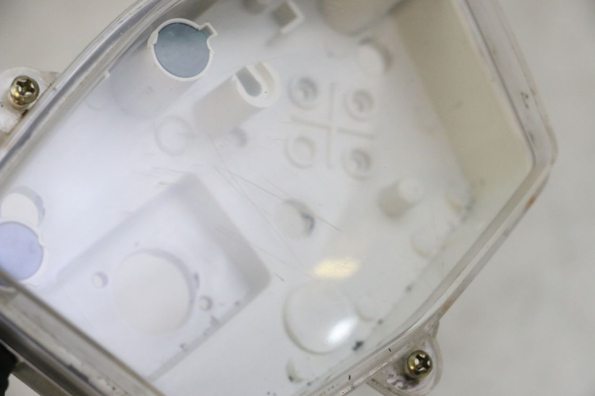 photo de COPERCHIO CONTACHILOMETRI PEUGEOT KISBEE 4T 50 (2018 - 2022) - Zoom sullo stato d'uso