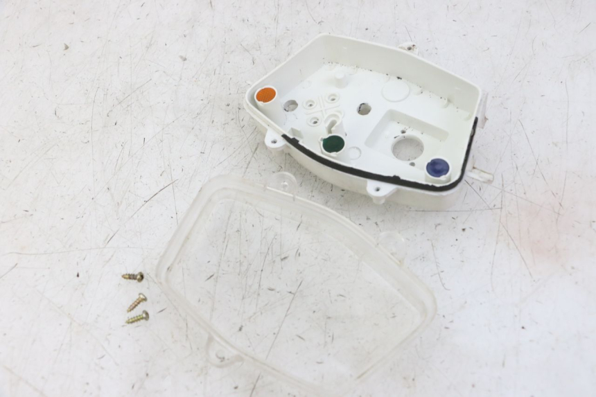 photo de COPERCHIO CONTACHILOMETRI PEUGEOT KISBEE 4T 50 (2018 - 2022) - Stato della superficie e materiale