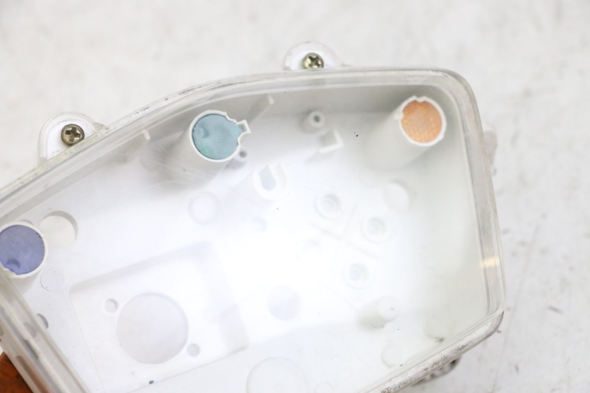 photo de COPERCHIO CONTACHILOMETRI PEUGEOT KISBEE 4T 50 (2018 - 2022) - Dettaglio del componente