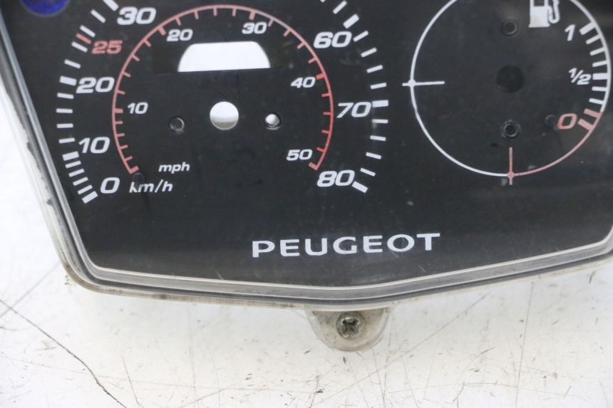 photo de COPERCHIO CONTACHILOMETRI PEUGEOT KISBEE 4T 50 (2018 - 2022) - Altra angolazione
