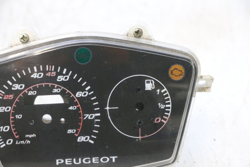 photo de COPERCHIO CONTACHILOMETRI PEUGEOT KISBEE 4T 50 (2018 - 2022) - Primo piano tecnico