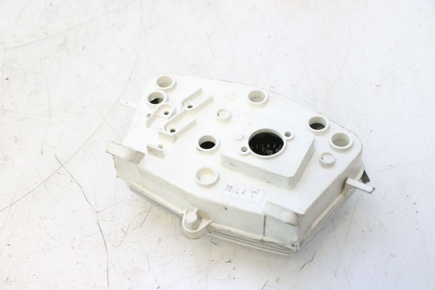 photo de COPERCHIO CONTACHILOMETRI PEUGEOT KISBEE 4T 50 (2018 - 2022) - Dettagli dei punti di fissaggio