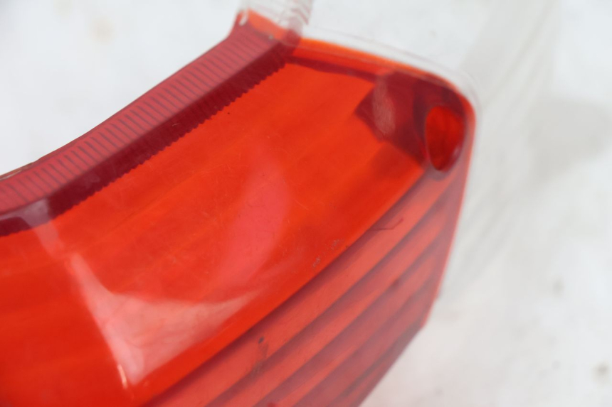 photo de COPERCHIO FANALE POSTERIORE PEUGEOT KISBEE 2T 50 (2010 - 2017) - Dettagli dei punti di fissaggio