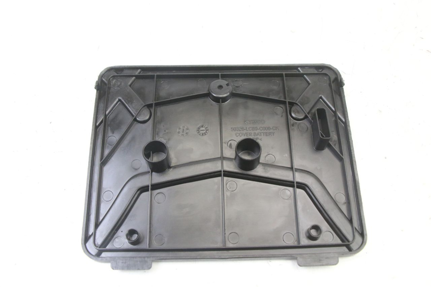 photo de COPERCHIO BATTERIA KYMCO AGILITY 4T 50 (2005 - 2018) - Zoom sullo stato d'uso