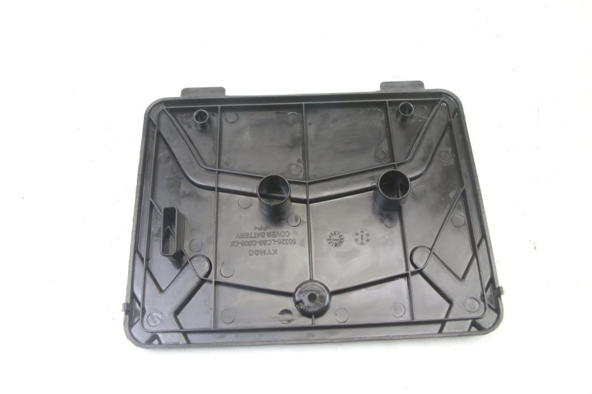 photo de COPERCHIO BATTERIA KYMCO AGILITY 4T 50 (2005 - 2018) - Altra angolazione