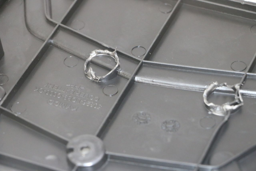 photo de COPERCHIO BATTERIA KYMCO AGILITY 4T 50 (2005 - 2018) - Zoom sullo stato d'uso