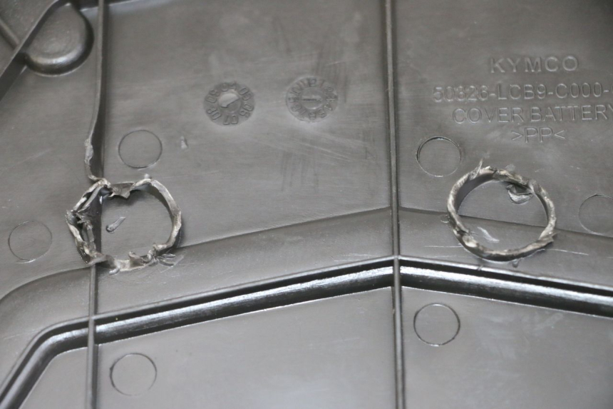 photo de COPERCHIO BATTERIA KYMCO AGILITY 4T 50 (2005 - 2018) - Altra angolazione