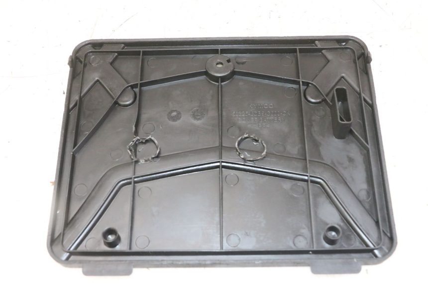 photo de COPERCHIO BATTERIA KYMCO AGILITY 4T 50 (2005 - 2018) - Primo piano tecnico