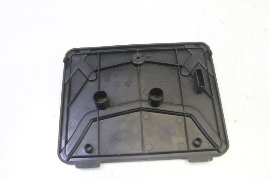 photo de COPERCHIO BATTERIA KYMCO AGILITY 4T 50 (2005 - 2018) - Altra angolazione