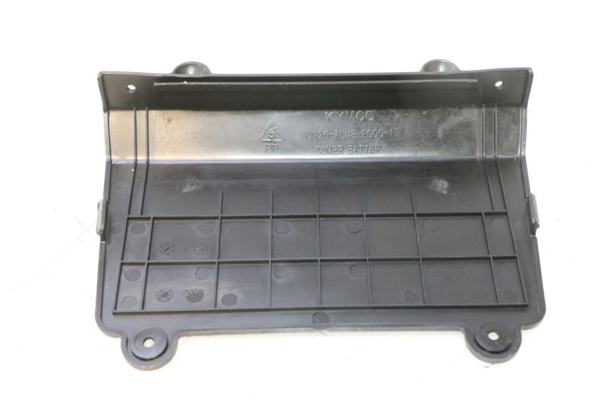 photo de BATTERIA COPERCHIO KYMCO AGILITY CITY 16P 125 (2015 - 2024) - Altra angolazione