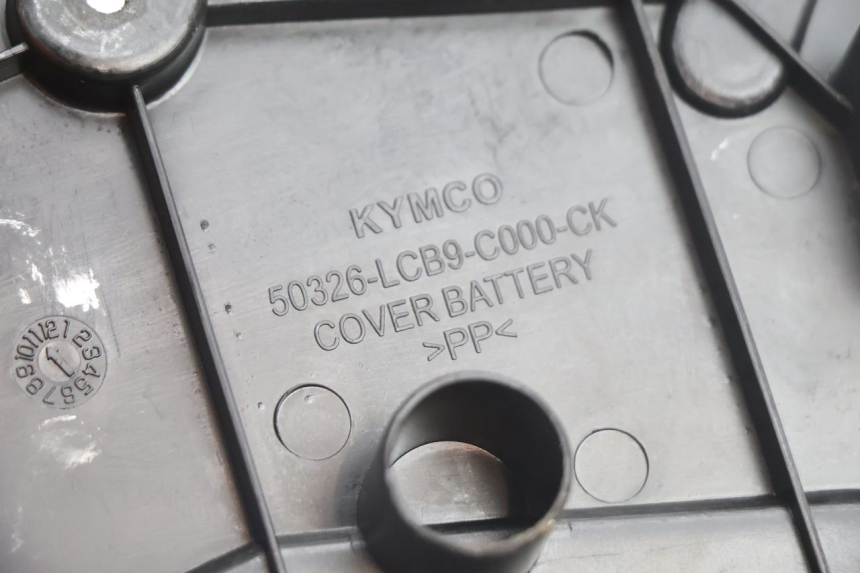photo de BATTERIA COPERCHIO KYMCO AGILITY FR 2T 50 (2012 - 2017) - Primo piano tecnico