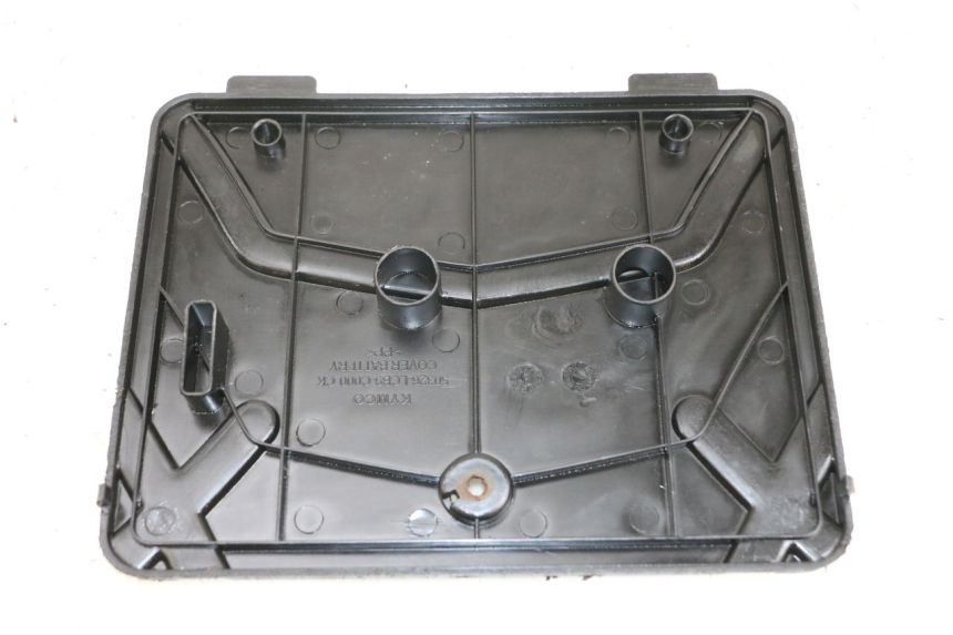 photo de BATTERIA COPERCHIO KYMCO AGILITY PREMIUM 50 (2007 - 2010) - Dettaglio del componente