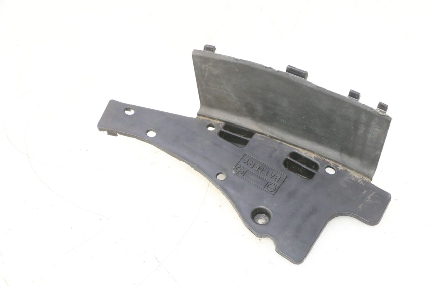 photo de COPERCHIO BATTERIA SUZUKI BURGMAN 125 (2007 - 2014) - Dettagli dei punti di fissaggio