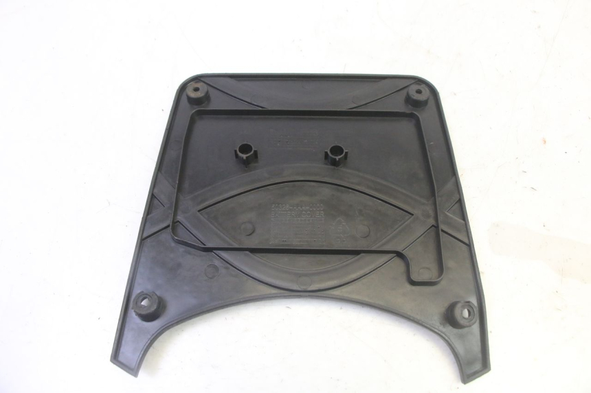 photo de COPERCHIO BATTERIA SYM CROX 4T 50 (2016 - 2023) - Altra angolazione