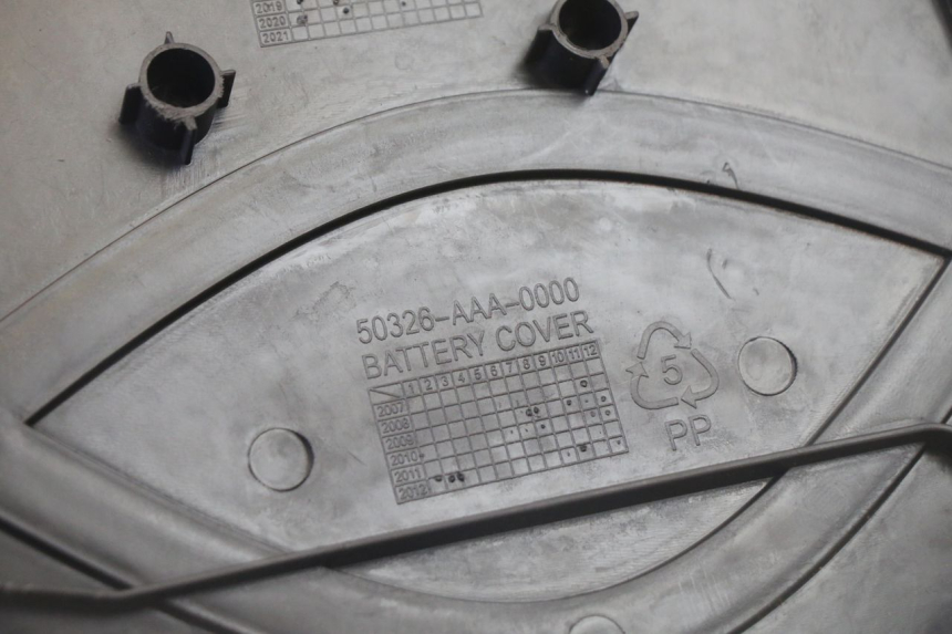 photo de COPERCHIO BATTERIA SYM CROX 4T 50 (2016 - 2023) - Primo piano tecnico