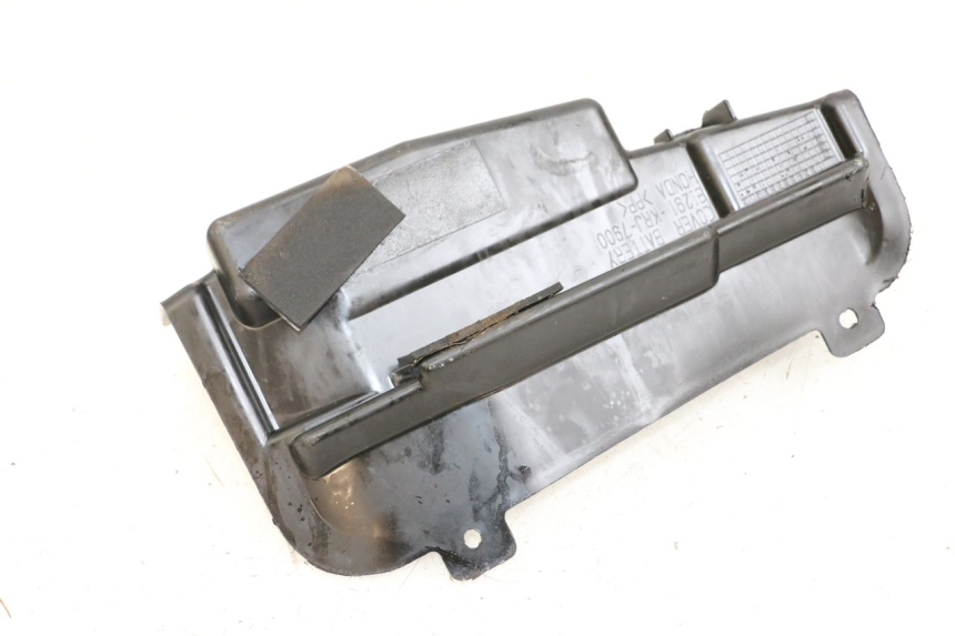 photo de COPERCHIO BATTERIA HONDA FES S-WING SWING ABS 125 (2007 - 2015) - Dettaglio del componente