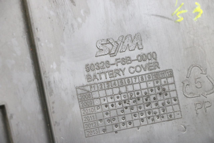 photo de COPERCHIO BATTERIA SYM FIDDLE 3 III 125 (2014 - 2020) - Dettaglio del componente