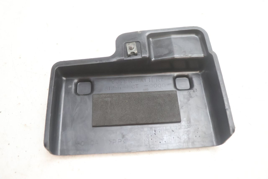 photo de BATTERIA COPERCHIO HONDA FJS SILVER WING SILVERWING 400 (2005 - 2008) - Zoom sullo stato d'uso