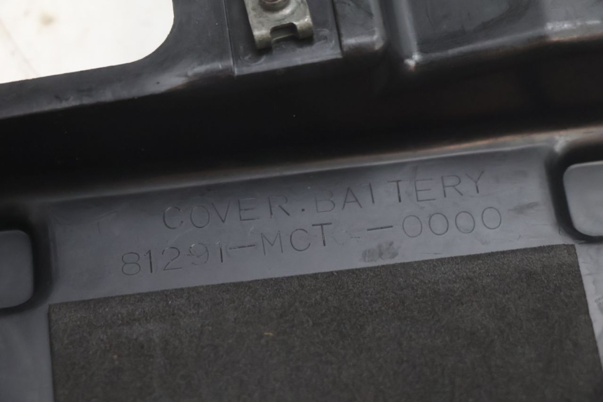 photo de BATTERIA COPERCHIO HONDA FJS SILVER WING SILVERWING 400 (2005 - 2008) - Primo piano tecnico