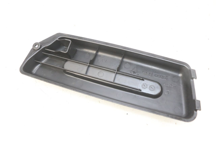 photo de COPERCHIO BATTERIA PIAGGIO FLY 2T 50 (2004 - 2017) - Zoom sullo stato d'uso