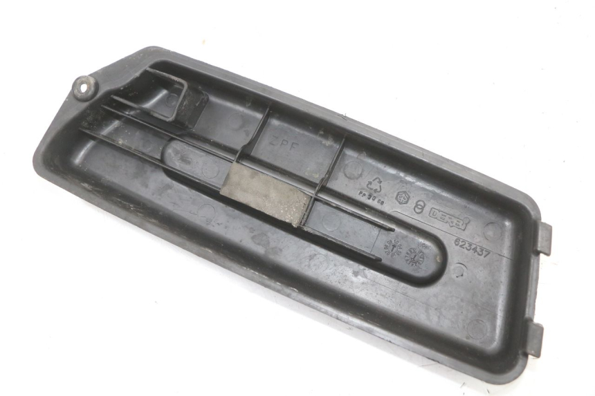 photo de BATTERIA COPERCHIO PIAGGIO FLY 4T 50 (2004 - 2010) - Altra angolazione