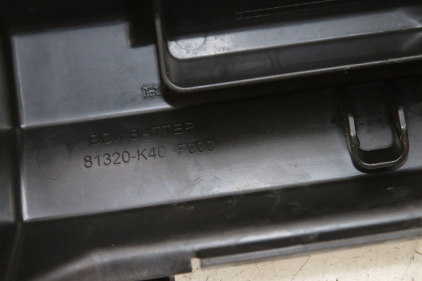 photo de COPERCHIO BATTERIA HONDA FORZA 125 (2015 - 2016) - Dettaglio del componente