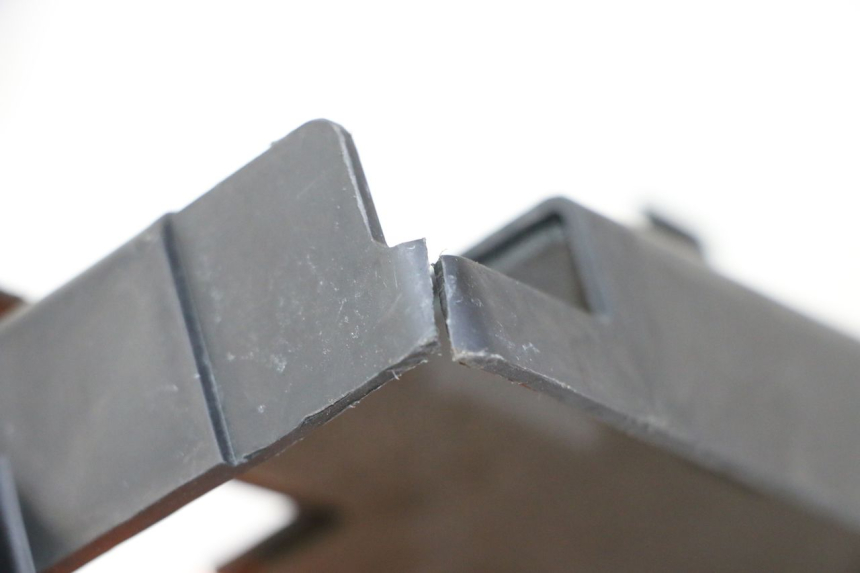 photo de BATTERIA COPERCHIO YAMAHA FZ6 FAZER S2 600 (2007 - 2011) - Zoom sullo stato d'uso