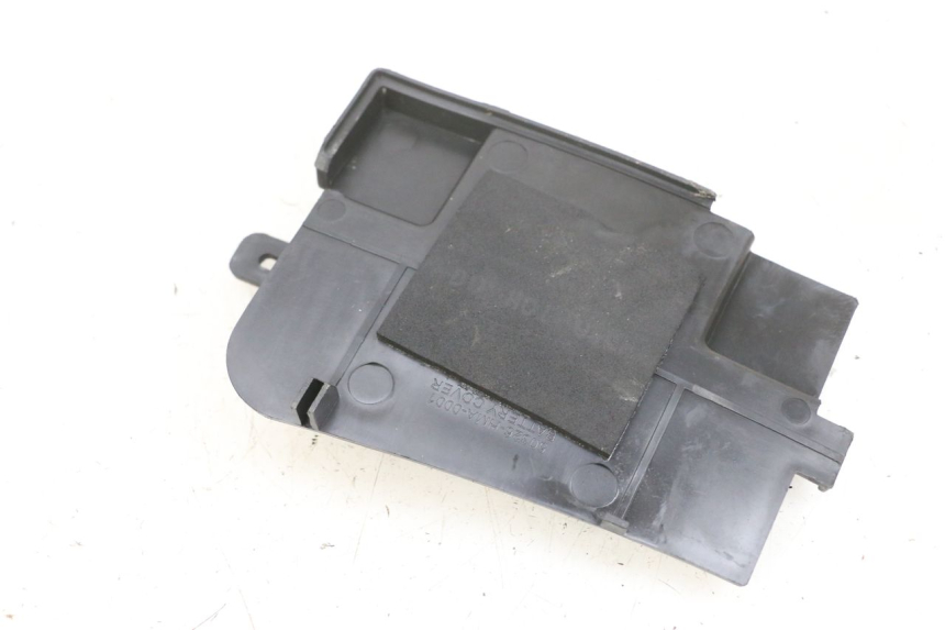 photo de BATTERIA COPERCHIO SYM GTS EVO 125 (2009 - 2013) - Dettaglio del componente