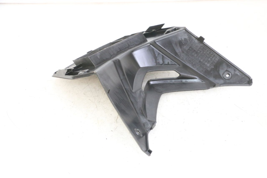 photo de COPERCHIO BATTERIA SYM JET 14 4T 50 (2018 - 2022) - Dettaglio del componente