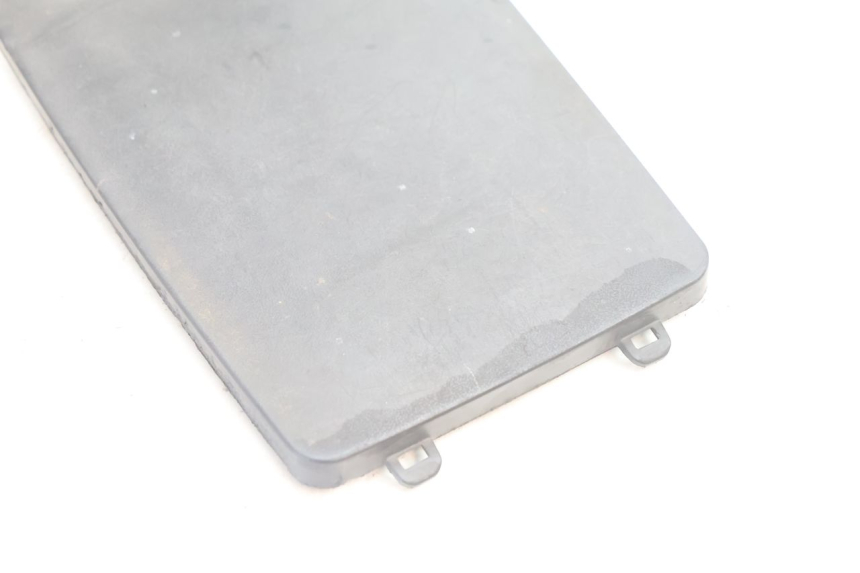 photo de COPERCHIO BATTERIA PEUGEOT KISBEE 2T 50 (2010 - 2017) - Zoom sullo stato d'uso